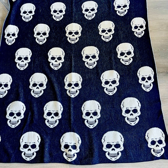 Skull Cashmere style throw. - Picture 3 of 3